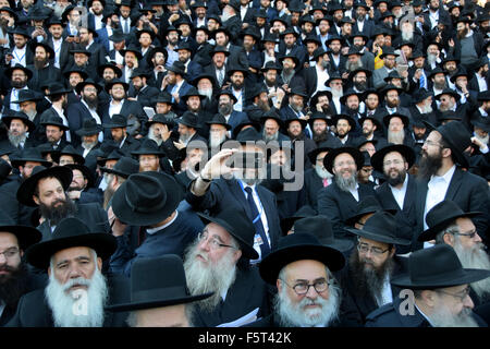 Un grande gruppo di religiosi rabbini Ebrei posano per una foto alla convenzione annuale di Chabad emissari di Brooklyn, New York Foto Stock