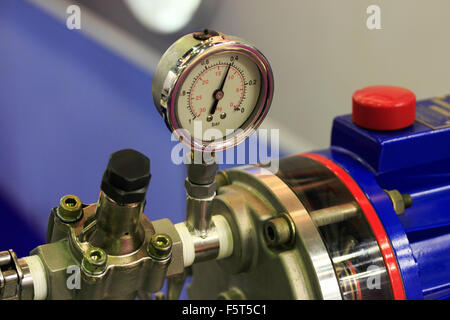 Positivo analogico manometro con fondo in entrata in uso. Foto Stock