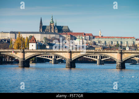 Vista del Castello di Praga e Ponte Carlo al pomeriggio, Praga, Repubblica Ceca Foto Stock