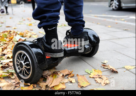 Giovane uomo a cavallo di un hoverboard su un sentiero pubblico a Londra. Essi sono ormai vietate in tutti i luoghi pubblici nel Regno Unito Foto Stock