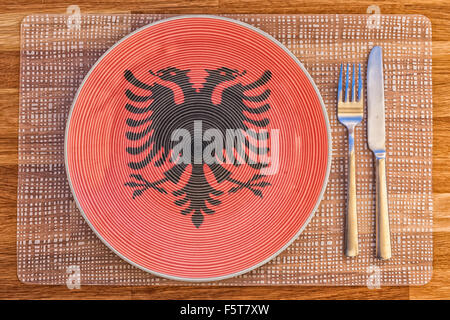 Bandiera nazionale albanese con vista dall'alto di attrezzature e strumenti  personali per fotografi su tavolo di legno bianco, spazio per fotocopie  Foto stock - Alamy