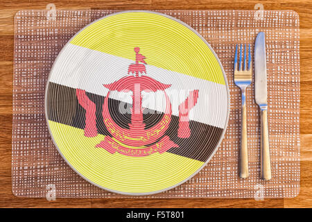 La cena la piastra con la bandiera del Brunei su di esso per il vostro cibo internazionale e bere i concetti. Foto Stock