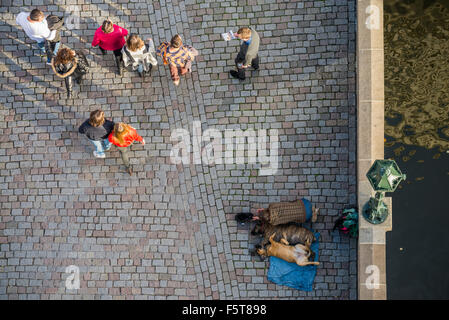 Beggar con cani sul Ponte Carlo a Praga, Boemia, Repubblica ceca, Unione Europea, Europa Foto Stock