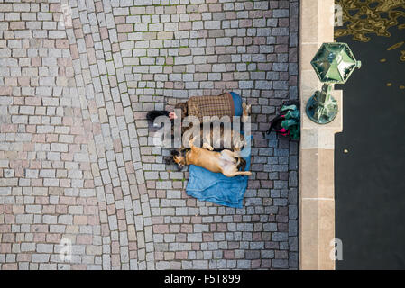 Beggar con cani sul Ponte Carlo a Praga, Boemia, Repubblica ceca, Unione Europea, Europa Foto Stock