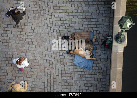 Beggar con cani sul Ponte Carlo a Praga, Boemia, Repubblica ceca, Unione Europea, Europa Foto Stock