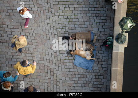Beggar con cani sul Ponte Carlo a Praga, Boemia, Repubblica ceca, Unione Europea, Europa Foto Stock