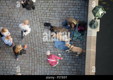Beggar con cani sul Ponte Carlo a Praga, Boemia, Repubblica ceca, Unione Europea, Europa Foto Stock