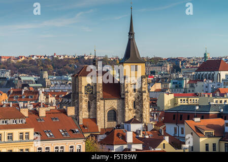 Praga, Repubblica Ceca. Vista sui tetti da Malostranska Mostecka torre in autunno Foto Stock