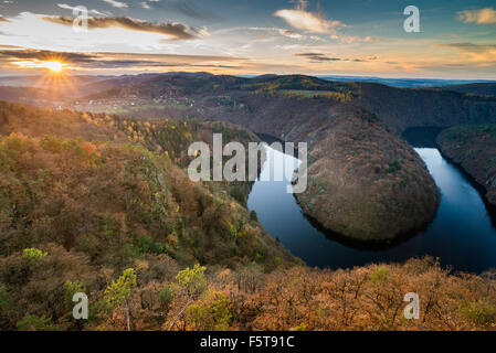 Tramonto su un fiume Vltava meandro nella Boemia centrale, nei pressi di Praga, Repubblica Ceca Foto Stock