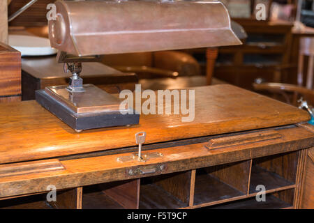 Legno di antiquariato scrivania con lampada, serratura a chiave e scomparti Foto Stock