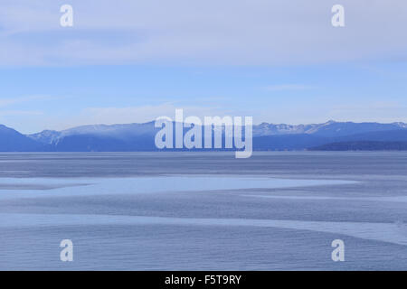 Vista attraverso le acque del lago Tahoe Da Incline Village, NV, Stati Uniti d'America. Foto Stock