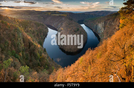 Tramonto su un fiume Vltava meandro nella Boemia centrale, nei pressi di Praga, Repubblica Ceca Foto Stock