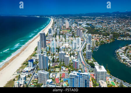 GOLD COAST, AUS - 04 OTT 2015: Veduta aerea della Gold Coast di Queensland in Australia alla ricerca da Surfers Paradise giù per Coola Foto Stock