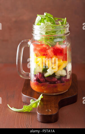 Fagiolo vegano insalata di verdure a mason jar Foto Stock