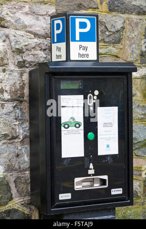 Parcheggio auto, contatore del parcheggio, cartello con la scritta pay here, presso l'Elan Visitor Center di Elan Valley, Powys, Mid Wales UK a novembre Foto Stock