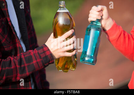 Close up adolescenti bere alcool insieme Foto Stock