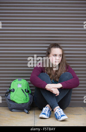 Senzatetto ragazza adolescente su strade con zaino Foto Stock