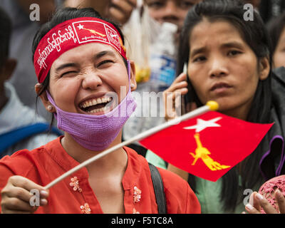 Yangon, Divisione di Yangon, Myanmar. 9 Nov, 2015. Una donna che ride e sventola una bandiera della NLD lunedì. Migliaia di Lega Nazionale per la democrazia (NLD) sostenitori si sono riuniti presso la sede centrale della NLD su Shwegondaing Road nel centro di Yangon per celebrare la loro apparente vittoria schiacciante in Myanmar di elezioni nazionali che ha avuto luogo la domenica. L'annuncio dei risultati ufficiali è stata ritardata ripetutamente lunedì, ma i primi rapporti sono che la NLD ha fatto molto bene contro gli operatori storici USDP. © Jack Kurtz/ZUMA filo/Alamy Live News Foto Stock