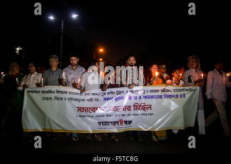 Dacca in Bangladesh. 09Nov, 2015. Gli attivisti sociali tenere una fiaccolata per protestare contro l' uccisione di secolari editore del Bangladesh Dipon. © Belal Hossain Rana/Pacific Press/Alamy Live News Foto Stock