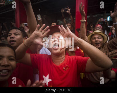 Yangon, Divisione di Yangon, Myanmar. 9 Nov, 2015. La gente ballare sotto la pioggia al quartier generale della NLD lunedì pomeriggio. Migliaia di Lega Nazionale per la democrazia (NLD) sostenitori si sono riuniti presso la sede centrale della NLD su Shwegondaing Road nel centro di Yangon per celebrare la loro apparente vittoria schiacciante in Myanmar di elezioni nazionali che ha avuto luogo la domenica. L'annuncio dei risultati ufficiali è stata ritardata ripetutamente lunedì, ma i primi rapporti sono che la NLD ha fatto molto bene contro gli operatori storici USDP. © Jack Kurtz/ZUMA filo/Alamy Live News Foto Stock