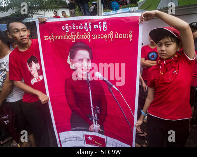 Yangon, Divisione di Yangon, Myanmar. 9 Nov, 2015. Gli adolescenti tenere premuto su un poster di Aung San Suu Kyi alla NLD sede lunedì. Migliaia di Lega Nazionale per la democrazia (NLD) sostenitori si sono riuniti presso la sede centrale della NLD su Shwegondaing Road nel centro di Yangon per celebrare la loro apparente vittoria schiacciante in Myanmar di elezioni nazionali che ha avuto luogo la domenica. L'annuncio dei risultati ufficiali è stata ritardata ripetutamente lunedì, ma i primi rapporti sono che la NLD ha fatto molto bene contro gli operatori storici USDP. © Jack Kurtz/ZUMA filo/Alamy Live News Foto Stock