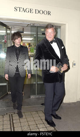 Stephen Fry e lasciando partner attraverso lo stadio porta con: Stephen Fry dove: Londra, Regno Unito quando: 08 Set 2015 Foto Stock
