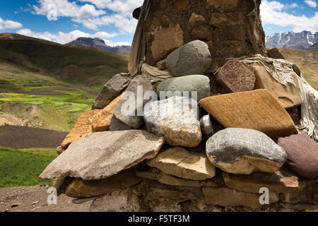 India, Himachal Pradesh, Spiti, Hikkim, buddista mani pietre attorno alla semplice chorten Foto Stock