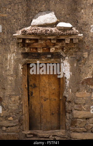 India, Himachal Pradesh, Spiti, Hikkim, tradizionalmente costruita casa porta con architrave a più livelli Foto Stock