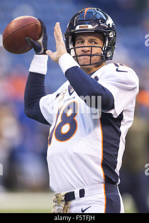 Indianapolis, Indiana, Stati Uniti d'America. 08 Nov, 2015. Denver Broncos quarterback Peyton Manning (18) durante la NFL Football azione di gioco tra il Denver Broncos e Indianapolis Colts a Lucas Oil Stadium di Indianapolis, Indiana. Indianapolis sconfitto Denver 27-24. John Mersits/CSM/Alamy Live News Foto Stock