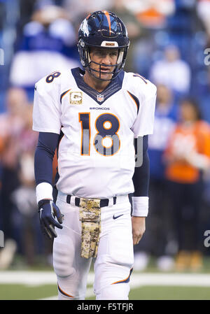 Indianapolis, Indiana, Stati Uniti d'America. 08 Nov, 2015. Denver Broncos quarterback Peyton Manning (18) durante la NFL Football azione di gioco tra il Denver Broncos e Indianapolis Colts a Lucas Oil Stadium di Indianapolis, Indiana. Indianapolis sconfitto Denver 27-24. John Mersits/CSM/Alamy Live News Foto Stock