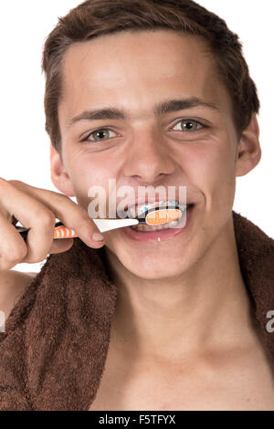 Ragazzo adolescente pulendo il suo denti Foto Stock