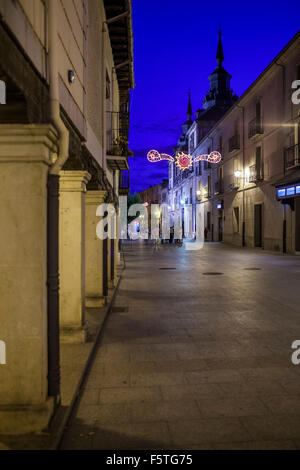 Calle Mayor (Strada Principale) di notte, Burgo de Osma, Soria, Spagna Foto Stock