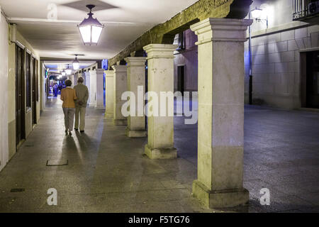 Colonnato, Calle Mayor (Strada Principale) di notte, Burgo de Osma, Soria, Spagna Foto Stock