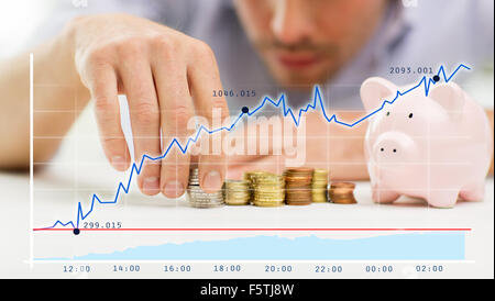 Close up di imprenditore con salvadanaio e monete Foto Stock