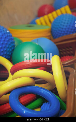 Gli anelli in gomma e palle al parco giochi. Close-up foto Foto Stock