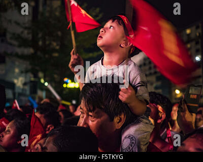 Yangon, Divisione di Yangon, Myanmar. 9 Nov, 2015. La gente guarda l'annuncio dei risultati della votazione al quartier generale della NLD lunedì. Migliaia di Lega Nazionale per la democrazia (NLD) sostenitori si sono riuniti presso la sede centrale della NLD su Shwegondaing Road nel centro di Yangon per celebrare la loro apparente vittoria schiacciante in Myanmar di elezioni nazionali che ha avuto luogo la domenica. L'annuncio dei risultati ufficiali è stata ritardata ripetutamente lunedì, ma i primi rapporti sono che la NLD ha fatto molto bene contro gli operatori storici USDP. Credit: Jack Kurtz/ZUMA filo/Alamy Live News Foto Stock