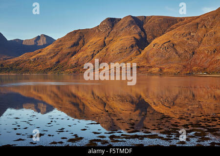 Beinn Dearg (914m), visto di fronte superiore di Loch Torridon, all'interno Beinn Eighe Riserva Naturale Nazionale, nord-ovest della Scozia, Regno Unito. Foto Stock