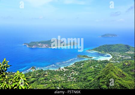 Vista da Morne Blanc a Ile Teresa, Ile concepimento; Isola Mahe, Seicelle Foto Stock