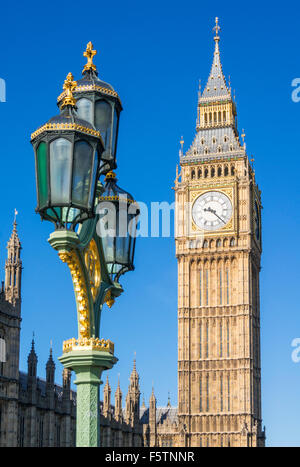 Big Ben clock tower al di sopra del Palazzo di Westminster e le case del Parlamento City di Londra Inghilterra REGNO UNITO GB EU Europe Foto Stock