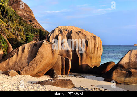 Rocce sulla spiaggia Source d' Argent nella luce del tramonto, isola di La Digue, Seicelle Foto Stock