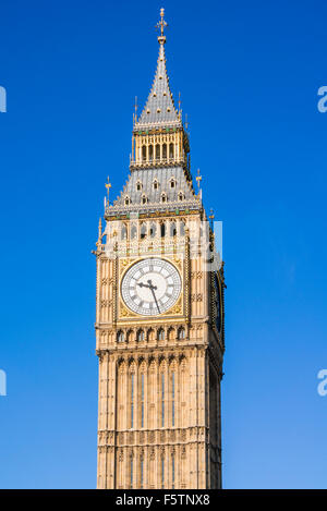 Big Ben clock tower al di sopra del Palazzo di Westminster e le case del Parlamento City di Londra Inghilterra REGNO UNITO GB EU Europe Foto Stock