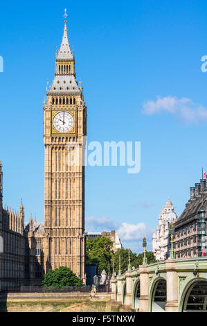 La torre dell'orologio del Big Ben oltre il Westminster Bridge città di Londra Inghilterra GB UK EU Europe Foto Stock