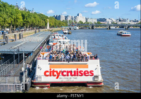 Crociera sul Fiume Tamigi barche sulla riva del fiume Tamigi Londra Inghilterra GB UK EU Europe Foto Stock
