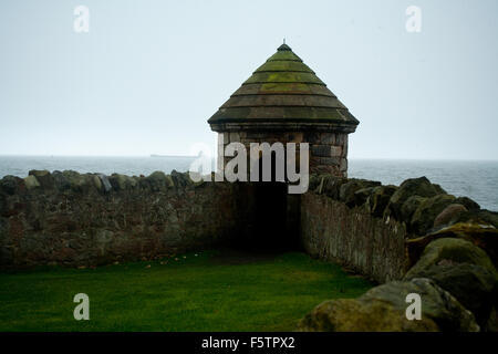 Una torre in pietra che si affaccia sul Forth Estuary, Ravenscraig Park, Kirkcaldy Fife Scozia Scotland Foto Stock