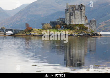 Eilean Donan Castle, presso il punto di incontro di Loch Alsh e Loch Duich, vicino a Kyle of Lochalsh, a nord-ovest della Scozia, Gran Bretagna. Foto Stock