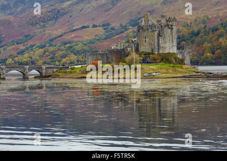 Eilean Donan Castle, presso il punto di incontro di Loch Alsh e Loch Duich, vicino a Kyle of Lochalsh, a nord-ovest della Scozia, Gran Bretagna. Foto Stock