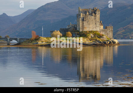 Eilean Donan Castle, presso il punto di incontro di Loch Alsh e Loch Duich, vicino a Kyle of Lochalsh, a nord-ovest della Scozia, Gran Bretagna. Foto Stock