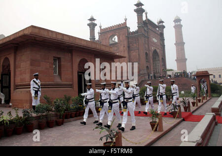 Il Pakistan Navy dipendenti pagati incandescente omaggi al mausoleo del grande filosofo e poeta del Oriente Muhammad Allama Iqbal durante il contingente assume compiti di guardia cerimonia in occasione della sua 138th compleanno annuale anniversario tenutosi a Lahore Lunedì, 09 novembre 2015. Foto Stock