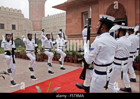 Il Pakistan Navy dipendenti pagati incandescente omaggi al mausoleo del grande filosofo e poeta del Oriente Muhammad Allama Iqbal durante il contingente assume compiti di guardia cerimonia in occasione della sua 138th compleanno annuale anniversario tenutosi a Lahore Lunedì, 09 novembre 2015. Foto Stock