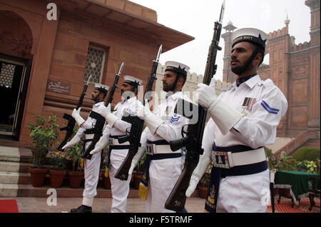 Il Pakistan Navy dipendenti pagati incandescente omaggi al mausoleo del grande filosofo e poeta del Oriente Muhammad Allama Iqbal durante il contingente assume compiti di guardia cerimonia in occasione della sua 138th compleanno annuale anniversario tenutosi a Lahore Lunedì, 09 novembre 2015. Foto Stock